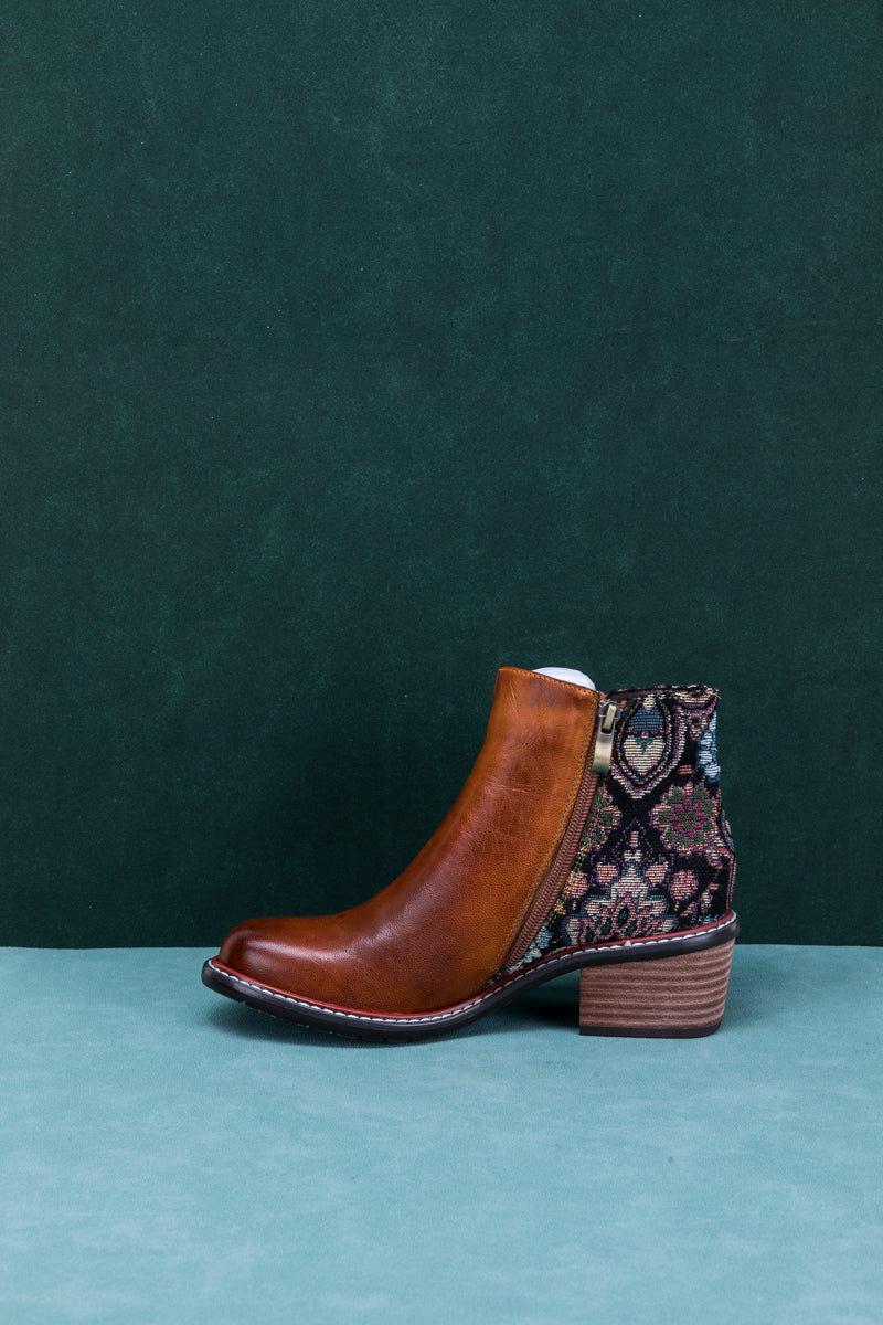 Vicconfy | PETAL APPLIQUE LEATHER ANKLE BOOT