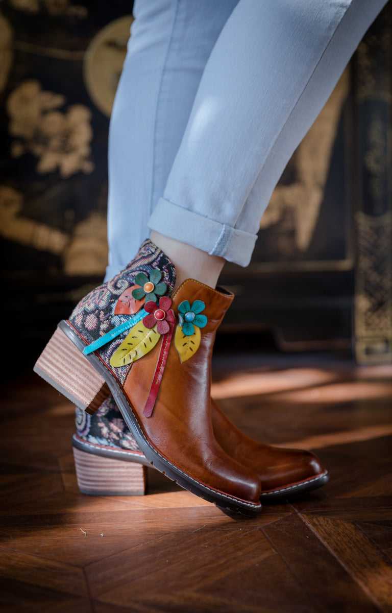 Vicconfy | PETAL APPLIQUE LEATHER ANKLE BOOT